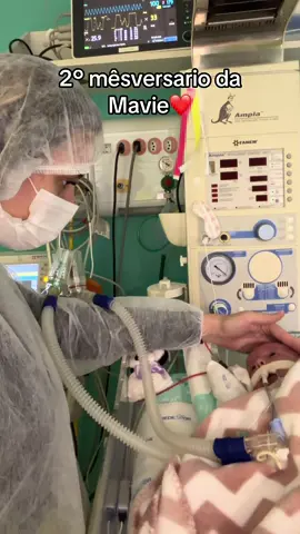 Não importa aonde você estiver seu mesversario vai ser importante para a mamãe ❤️ Hoje a mavie apresentou uma melhora significativa. Ontem cedo teve uma piora, além de tudo fígado inchado, ACHÁVAMOS que tínhamos descoberto o que estava piorando ela. Mas ontem mesmo a tarde os médicos foram para a última hipótese do que poderia ser, era a nossa esperança, que o coração dela não tinha ficado 100% após a cirurgia, e era justamente isso. Fizemos um procedimento no coraçãozinho dela ontem e MAIS UMA VEZ, ela forte, aguentou. E hoje muitas repostas após a correção  Mavia acordou como um novo bebê. Está a cada minuto melhor!