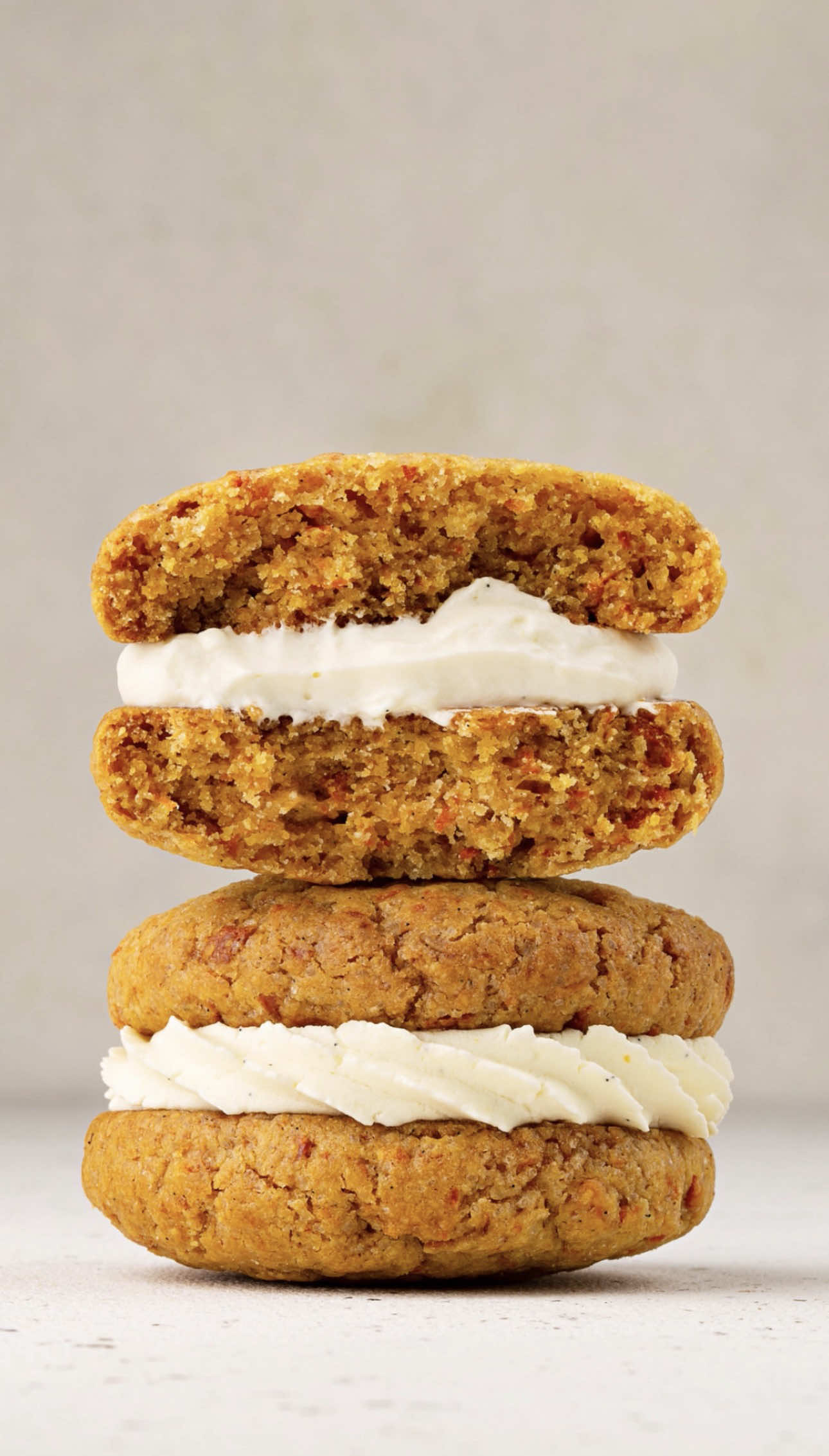 Make your final autumn days extra cozy with these Carrot Cookies🍪🥕 They’re tender, gently spiced, and filled with creamy orange ganache✨ Find the full recipe in our 