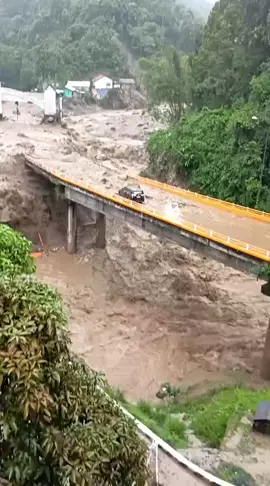 Galodo di Jembatan kembar padang panjang pada tanggal 27 november 2025. Semoga segera ditemukan semua korban nya 😭😭 #prayforsumbar #bencanaalam #bencanaalam2025  #fyp 