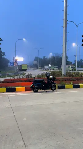 suasana subuh di jalan lintas #vespa 