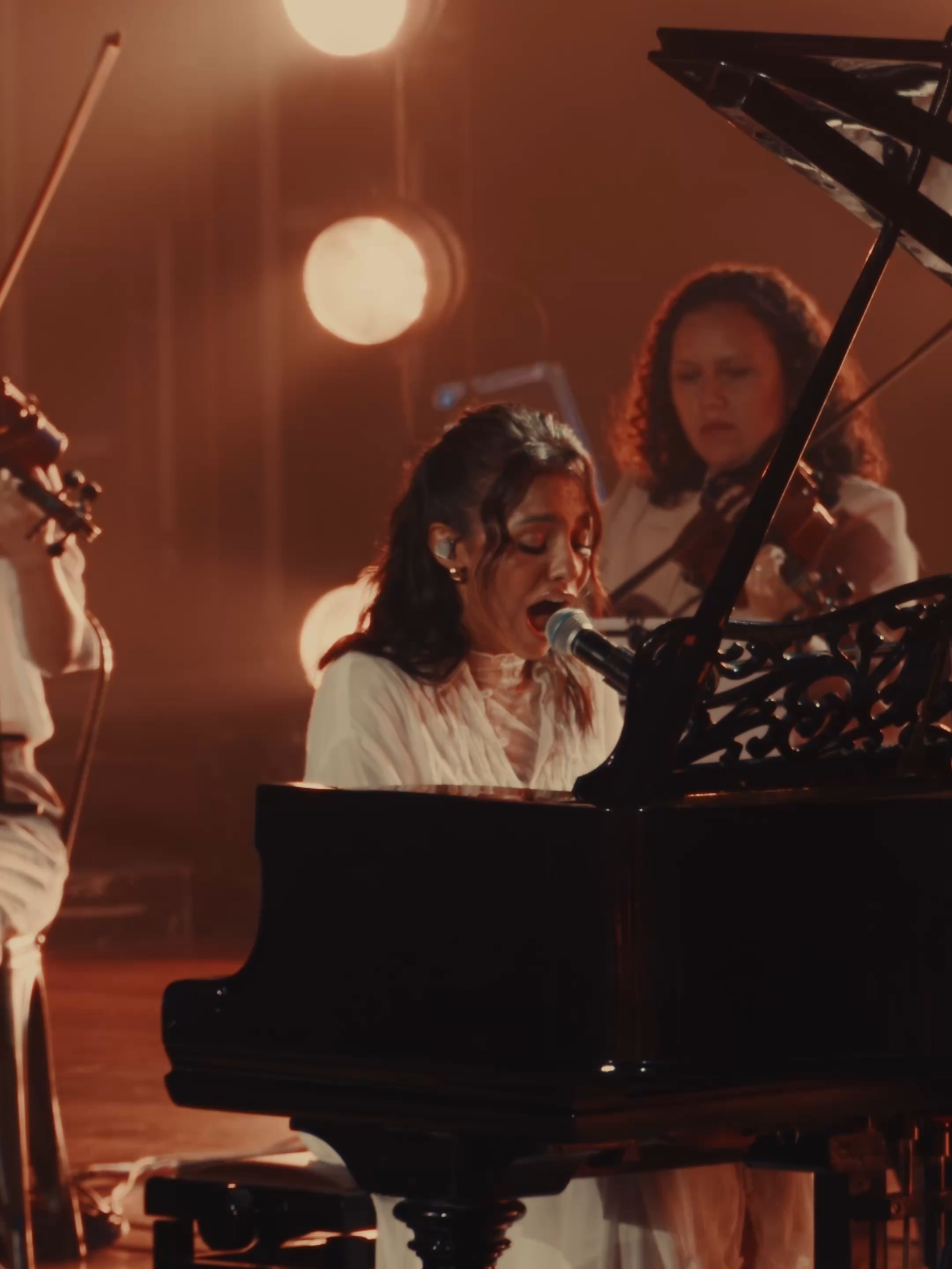 “Restaura o Teu Altar” é um pedido para que Deus transforme aquilo que, dentro de nós, precisa ser mudado hoje. 🙏🏻 A nova música de @juliavitoria.oficial já está disponível. Não deixe de conferir!