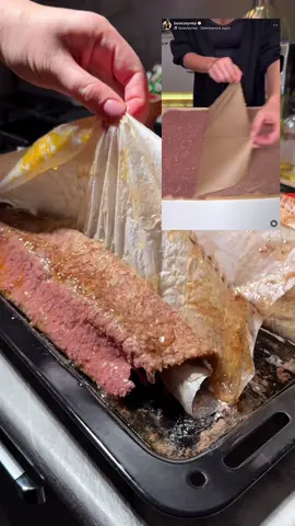 Найпопулярніший рецепт Döner  Kebab 🤤 дуже смачно! рекомендую зберегти і готувати! У доставці Сільпо @silpo.ukraine ще триває Рожева п’ятниця - знижки до –65% на топові товари 🔥 не потрібно виходити з дому чи стояти в чергах: заходьте в застосунок “Сільпо”, знаходьте улюблені товари зі знижками та отримуйте їх просто до дверей🥹 🌿Інгредієнти на 4 донера: 4 лаваша 800 г фаршу (яловичина/яловичина-свинина) 1 цибуля 🧅  2 зубчики часнику сіль, перець, копчена паприка 2 перця 2 помідори 👉🏻маринована цибуля: 1 велика фіолетова цибуля, кінза/петрушка, 1 ст.л. лимонного соку, 1 ст.л. французької гірчиці йогуртовий соус: 3 ст.л. грецького йогурту, по 1 ч.л. французької гірчиці, сухого часнику і копченої паприки, 1/3 ч.л. солі 🌿Випікаємо рулетики фаршу при 200 градусах 25 хвилин і складаємо Döner як у відео, смачного! #donerkebab #донеркебаб #дужесмачно #шаурма #шаурмарецепт 