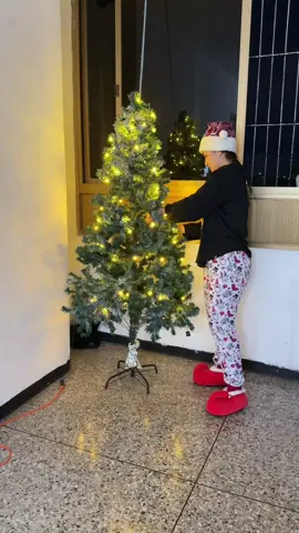 Respuesta a @Maria Marquez🩷 amigos tocó sacar la siguiente mouse herramienta! Mi arbolito ya no da para más jajjajkajajaj, nos vemos en la quinta parte?😭 #gatos #navidad #fyp #humor #navidadentiktok 