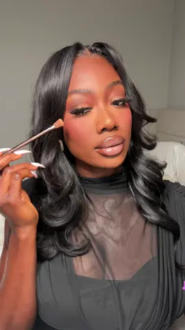 Highlighter never went out of style @Trixie Cosmetics  . . . .  #softglam #blackgirlmakeup #thanksgiving #makeup #highlighter 