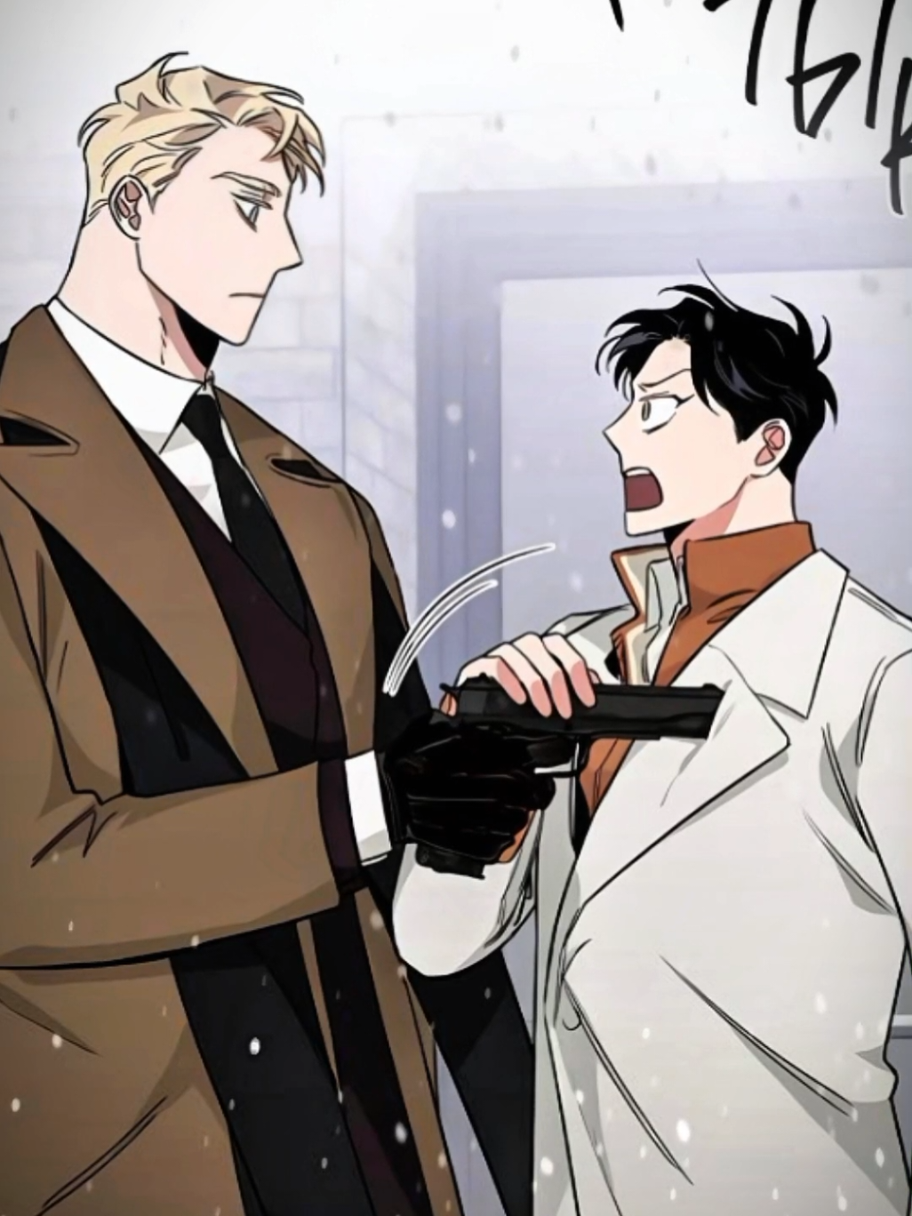 Dans cette scène, Lee Won montre ce que César n’a absolument pas en lui: l’humanité. Quand César pointe son arme vers l’enfant, Lee Won se jette immédiatement en avant et protège le garçon avec son propre corps. Ce n’est pas de l’héroïsme. C’est l’instinct d’un homme qui possède une morale, de la compassion et la conscience que la vie de l’autre a une valeur. Il choisit d’être le bouclier de celui qui est plus faible, même au risque de sa propre vie. Le moment le plus glaçant arrive ensuite. César voit que Lee Won protège l’enfant, mais il reste pourtant prêt à tirer. Même face au danger de perdre la personne qui lui est la plus proche, il demeure enfermé dans sa logique destructrice. Appuyer sur la gâchette lui semble plus facile que de s’arrêter et reconnaître la monstruosité de ses actes. Alors Lee Won saisit sa main, retourne l’arme contre lui et dit: «Si tu veux tirer, tire sur moi». Ce n’est pas une provocation. C’est une tentative désespérée de ramener César à la réalité. Lee Won met littéralement sa vie entre César et le crime qu’il s’apprête à commettre. Psychologiquement, cette scène révèle le gouffre entre eux. César est un homme sans limites, pour qui la violence et le pouvoir sont devenus des réflexes, un moyen de contrôler un monde intérieur qu’il ne supporte pas. Il n’a ni frein moral, ni empathie, ni respect pour la valeur de l’autre. Lee Won, lui, ressent tellement fort qu’il ne peut pas laisser un enfant souffrir. Et il est tellement attaché à César qu’il tente de l’arrêter au prix de sa propre vie. Ce n’est plus de l’amour. C’est un sacrifice né d’une dépendance toxique. Il essaie d’être la conscience pour deux, même si son propre cœur se fissure. Cette scène, c’est leur vérité. L’un est prêt à détruire. L’autre est prêt à mourir pour empêcher cette destruction....🥲 #rosesetchampagne  #rosesandchampagnemanhwa #rosesandchampagne #ceaser #rge 