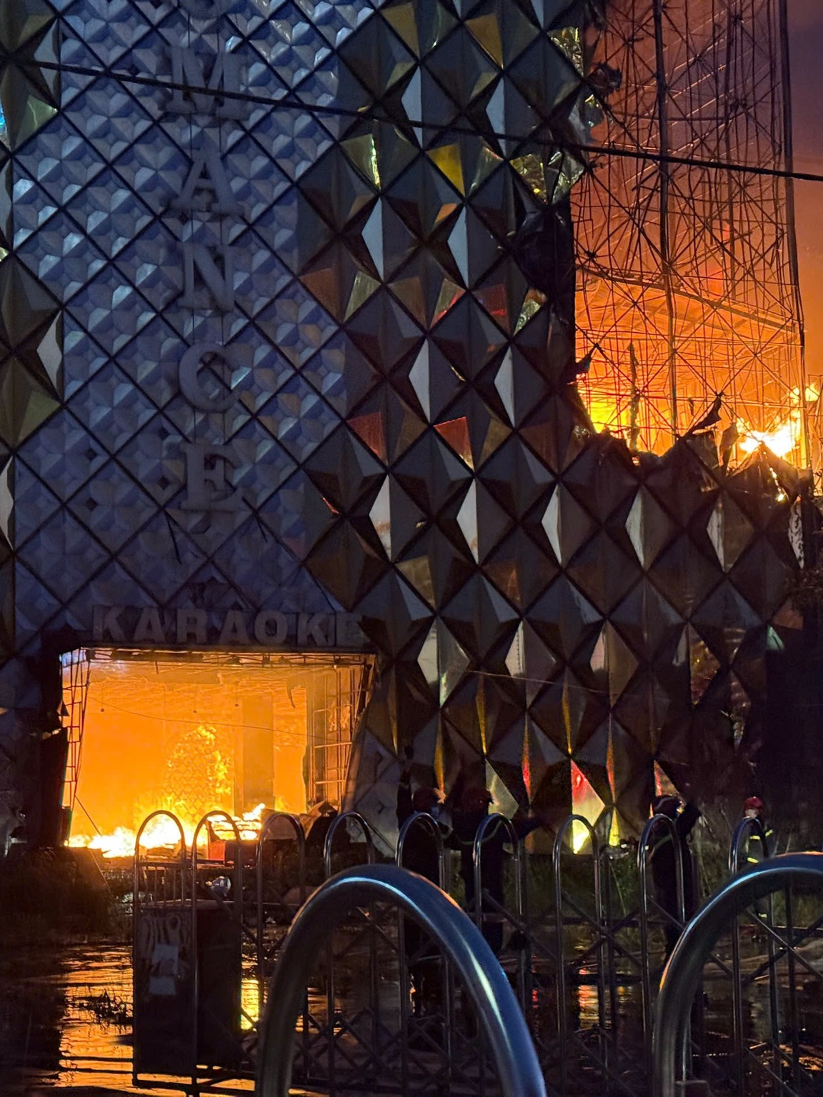 Đồng Nai: Cháy quán karaoke, cảnh sát đeo bình dưỡng khí tiếp cận bên trong Chiều 27/11, một vụ hỏa hoạn xảy ra tại quán Karaoke Romance, ấp Quảng Hòa, xã Trảng Bom. Cột khói đặc quánh bốc cao, bao trùm khu dân cư. Phóng viên thực hiện: Hoàng Anh Theo nguồn Báo VietNamNet Chuyển đổi số: Tin tức Đồng Nai 24h #tintucdongnai24h #tintucdongnai #xuhuong  #dongnai #dansinh #fyp #vietnamnet #news #tintuc24h #tinnong #bienhoa #dongnai60 #bienhoadongnai #trangbom #romance #karaokeromance #thongnhat #chay