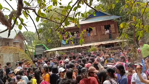 ကျွန်တော်တို့ရွာ 2024သကြ်န်ရွာတောင်ပိုင်း မဏ္ဍပ်မှာပေါ့  အိမ်ပေါ်ကနေကြည့်နေတဲ့သူတေကအသက်😊😍အပိုင်း 1