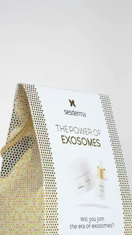 ¿Pensando en los regalos de Navidad? El Pack de Exosomas es la opción más avanzada de Sesderma: una rutina completa que actúa sobre todos los signos del envejecimiento, gracias al extraordinario poder regenerador de los exosomas. Incluye dos fórmulas que trabajan en sinergia: 💎 EXOSES The Elixir – un concentrado revitalizante con exosomas y activos liposomados que estimula la producción de colágeno y elastina, mejora la textura y unifica el tono. 💎 EXOSES The Cream – la primera crema que combina exosomas con complejos antiedad, despigmentante e hidratante, logrando una transformación visible en firmeza, suavidad y luminosidad. Un regalo para quienes buscan resultados reales y una piel visiblemente rejuvenecida. #Sesderma #Navidad #Exoses #Exosomas #DermocosméticaAvanzada