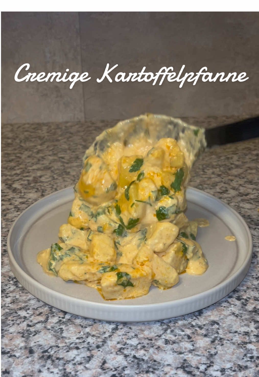 Cremige Kartoffelpfanne  Zutaten:  1Kg Kartoffeln  Öl zum anbraten  1 Zwiebel  2 Knoblauchzehen  200g Creme Fraiche  250ml Sahne  1TL Salz  1TL Paprikapulver  Etwas Pfeffer  1/2TL Currypulver  1 Handvoll Mozzarella  Frische Petersilie  Zubereitung:  1. Kartoffeln schälen, schneiden  und in Salzwasser kochen, bis sie weich sind. 2. In einer Pfanne Öl erhitzen, Zwiebel und Knoblauch fein gehackt darin anbraten. 3. Creme Fraiche und Sahne dazugeben und glatt rühren. 4. Mit Salz, Paprikapulver, Pfeffer und Curry würzen und kurz köcheln lassen. 5. Die gekochten Kartoffeln vorsichtig in die cremige Soße geben und alles gut vermengen. 6. Mozzarella unterrühren, bis er leicht schmilzt, und anschließend mit frischer Petersilie verfeinern. #foryou #EasyRecipe #FoodTok #potato #creamy