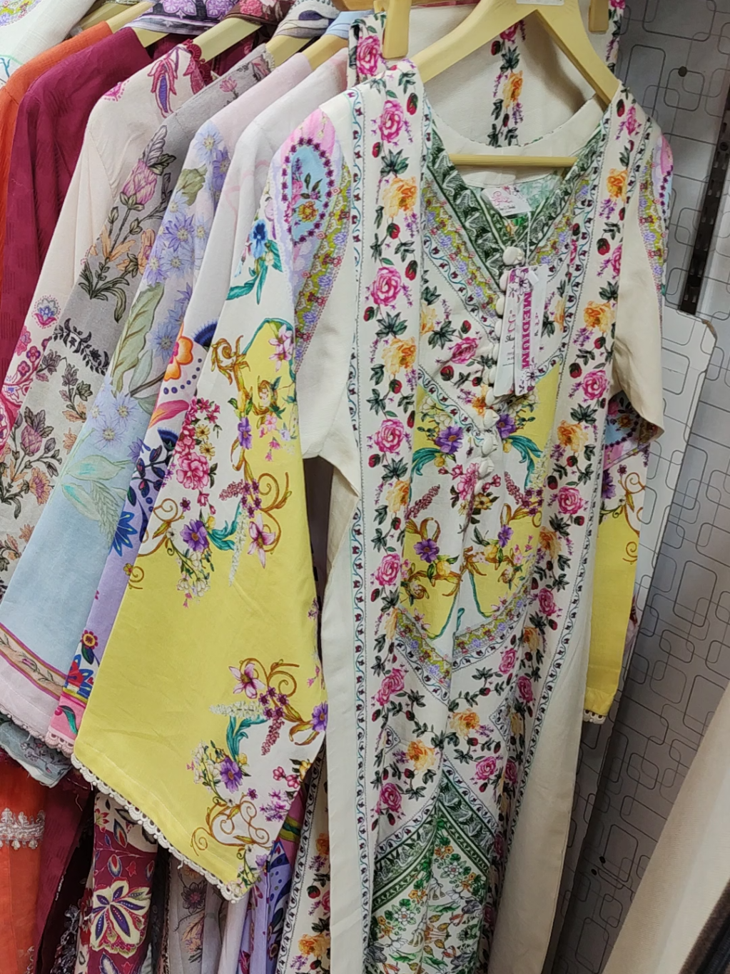 👉🏻PRICE: 5,000/PKR (Presenting Digital Printed Long A/Line Shirt Long Three pc Suits) 💓 