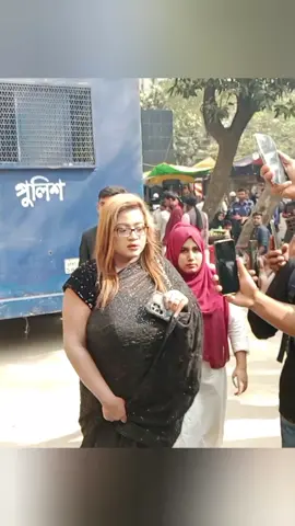 শাড়ি উঁচু করে হাঁটলেন মডেল সানাই, তাকিয়ে দেখলো জণগণ। Reel। #মডেল সানাই #Model sanai #মডেল সানাই মাহবুব #sanai Mahabub #model sanai mahbub 