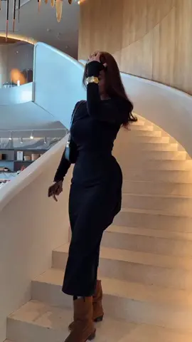 جاءت معذبتي في غياب الغسق كأنها الكوكب الدري في لأفق فقلت نورتني ياخير زائرة أما خشيت من الحراس في الطرق فجاوبتني ودمع العين يسبقها من يركب. ..  #كاظم_الساهر #قيصر_الحب_الرومانسية #نزار_قباني #انوثه_طاغيه 