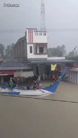 Dalam periode pemantauan Rabu (26/11/2025) hingga Kamis (27/11/2025) pukul 07.00 WIB, banjir berulang dan luapan sungai berdampak pada puluhan gampong dan lebih dari 15 kecamatan di sejumlah kabupaten di Aceh yang saat ini berada dalam status siaga. Baca juga: Gubernur Mualem Tetapkan Aceh Tanggap Darurat, Bencana Meluas di 20 Kabupaten/Kota Banjir Lhokseumawe rendam 43 gampong Bencana hidrometeorologi pertama yang dilaporkan BNPB adalah banjir di Kota Lhokseumawe, Provinsi Aceh. Banjir terjadi setelah hujan berintensitas tinggi mengguyur wilayah setempat secara terus-menerus sejak Senin (24/11/2025) sekitar pukul 04.35 WIB. Dikutip dari BNPB, Kamis (27/11/2025), curah hujan yang berlangsung lama membuat debit air meningkat signifikan, sehingga merendam permukiman warga di empat kecamatan yang masuk zona rawan banjir di Aceh. Genangan air dilaporkan meluas ke 43 gampong dengan wilayah terdampak paling luas berada di Kecamatan Banda Sakti, yang mencakup gampong berikut Gampong Tumpok Teungoh, Simpang Empat, Lhokseumawe, Pusong Baru, Kampung Jawa Baru, Banda Masem, Hagu Barat Laut, Hagu Selatan, Hagu Teungoh, Kampung Jawa Lama, Keude Aceh, Kuta Blang, Lancang Garam, Mon Geudong, Pusong Lama, Ujong Blang, Ulee Jalan, hingga Uteun Bayi. Banjir juga menggenangi Kecamatan Blang Mangat yang, meliputi Mesjid Punteut, Blang Punteut, Kumbang Punteut, Rayeuk Kareung, Asan Kareung, Mane Kareung, Blang Buloh, Blang Weu Baroh, Alue Lim, Baloi, Blang Cut, dan Blang Teue. Baca berita tanpa iklan. Gabung Kompas.com+ Sementara itu, Kecamatan Muara Dua dan Muara Satu ikut terdampak di gampong Panggoi, Paya Bili, Uteun Kot, Blang Poroh, Mns Mee, Cot Girek, Paya Punteut, Mns Alue, Mns Mesjid, Padang, Cot Tring, Paloh Dayah, Ujong Pacu, dan Blang Pulo. Hingga saat ini sekitar 100 kepala keluarga dilaporkan mengungsi ke lokasi yang lebih aman. BPBD Kota Lhokseumawe melakukan kaji cepat, membuka posko siaga, menyiapkan dapur umum, dan berkoordinasi dengan Damkar, TNI, Polri, relawan, serta masyarakat untuk penanganan banjir yang belum surut. Baca juga: Aceh Tengah Lumpuh Total, Bupati Tetapkan Status Tanggap Darurat Banjir dan Longsor Aceh Barat: DAS Krueng Woyla dan Meureubo Meluap Zona rawan banjir di Aceh juga meluas ke Kabupaten Aceh Barat. Banjir di daerah ini dipicu hujan berintensitas tinggi yang menyebabkan debit air di Daerah Aliran Sungai (DAS) Krueng Woyla dan Meureubo meningkat dan akhirnya meluap pada Rabu (26/11/2025) sekitar pukul 10.00 WIB. Luapan sungai merendam permukiman warga di empat kecamatan dengan sebaran mencapai 16 gampong. Wilayah yang terdampak di Kecamatan Sungai Mas, meliputi Gampong Kajeng, Geudong, Lancong, Tungkop, Leubok Beutong, Gleng, Gunong Buloh, dan Gaseu. Halaman Berikutnya Di Kecamatan Arongan Lambalek, banjir… Halaman: 1 2 3 Show All Berikan Opinimu Kirim Tag bencana hidrometeorologi bencana di Indonesia zona rawan banjir di Aceh zona rawan banjir Lihat Sumatera Barat Selengkapnya Banjir di Aceh hingga Sumut, BNPB Ingatkan Dampak Siklon Tropis KOTO dan Bibit Siklon 95B Banjir di Aceh Merendam 9 Kabupaten, 455 KK Terpaksa Mengungsi Aceh Siaga Siklon Tropis Senyar, BMKG Prediksi Hujan Ekstrem 2–3 Hari ke Depan Prakiraan Cuaca Aceh 27 November 2025, Peringatan Dini Hujan Sedang hingga Lebat Apa Itu Siklon Tropis Senyar? Pemicu Cuaca Ekstrem di Aceh dan Sumut Gempa Magnitudo 6,3 Guncang Sinabang Aceh, Ini Wilayah yang Merasakan Gempa M 6,3 Guncang Sinabang Aceh, Tak Berpotensi Tsunami Dampak Cuaca Ekstrem Buat Ribuan BTS di Aceh dan Sumut Tak Berfungsi hingga Jaringan Telekomunikasi Mati Aceh Tengah Lumpuh Total, Bupati Tetapkan Status Tanggap Darurat Banjir dan Longsor Gubernur Mualem Tetapkan Aceh Tanggap Darurat, Bencana Meluas di 20 Kabupaten/Kota   #banjir #aceh #putracom #viral #fyppppppppppppppppppppppp 