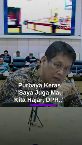 Menteri Keuangan, Purbaya Yudhi Sadewa menghadiri rapat kerja bersama Komisi XI Dewan Perwakilan Rakyat (DPR) di Gedung DPR, Jakarta, Kamis (27/11). Adapun agenda rapat ialah pembahasan kinerja perekonomian triwulan III 2025. Purbaya lantas mendapatkan banyak pertanyaan dari anggota komisi XI yang hadir. Salah satunya terkait kinerja penerimaan pajak yang belum maksimal. Purbaya mengatakan, dia tidak masalah jika ingin menggenjot penerimaan dengan menarik besar-besaran pajak. Namun, saat ini tidak pas karena ekonomi masih terkontraksi. Dia lantas berguyon jika anggota DPR yang akan dinaikkan pajaknya terlebih dulu. #Mdkan #Merdekadotcom