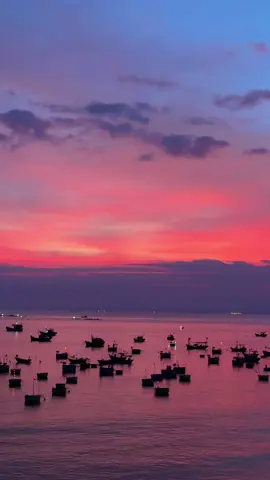 “Thời gian có lẽ là liều thuốc tốt nhất để chữa lành mọi vết thương... Mọi thứ rồi cũng sẽ qua, kể cả những điều ta từng nghĩ là không thể chịu đựng nổi. Có những lúc, tâm trí ồn ào đến mức lời nói cũng trở nên xa xỉ. Vì ta biết đậu phải nỗi buồn nào cũng có thể giãi bày qua câu chữ.” #xuhuong #fyp #trichdanhay #suynghitrongtoi #hoanghon 