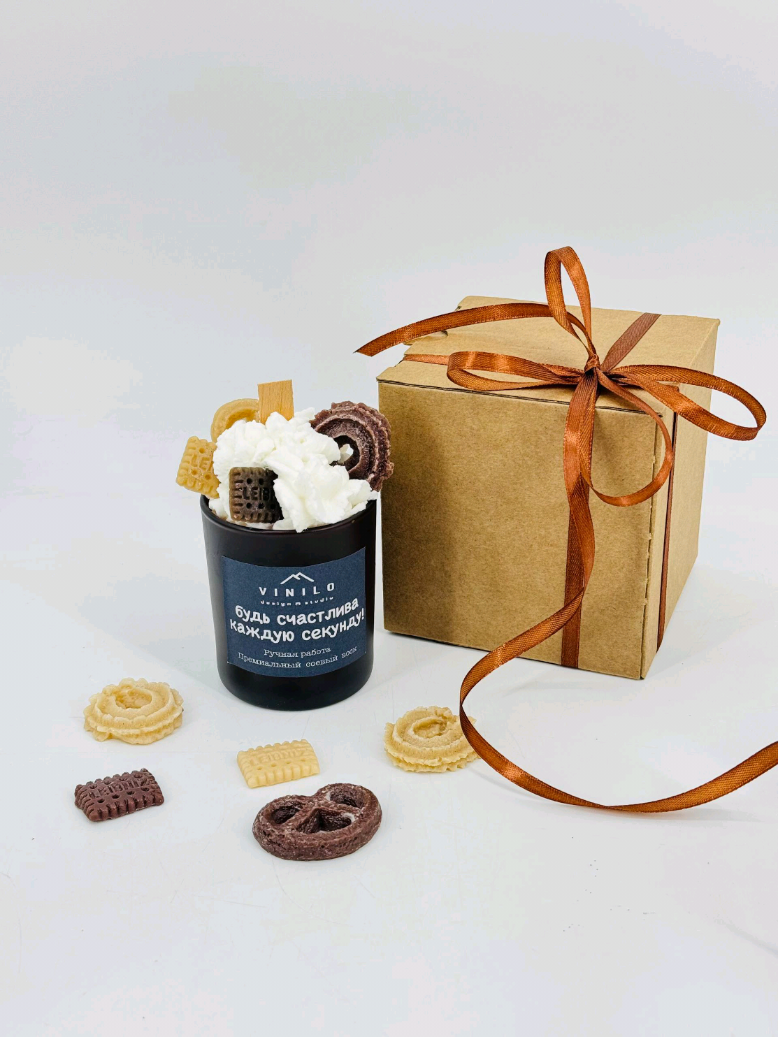 Подарочная натуральная ароматическая свеча в стакане ручной работы доступна к заказу: ☎️8 926 257 36 77 WhatsApp , tg , direc 🚘Доставка круглосуточно по Москве и области, работаем 24/ 🎁 Огромный выбор цветов, подарков, воздушных шаров 🎈 Свеча в стакане из натурального воска - эстетичный и практичный подарок себе или близкому человеку! Такой подарок не останется незамеченным. Ароматические интерьерные свечи в стекляном стакане - идеальный подарок для создания уюта и романтики в доме. Арома свечи с деревянным фитилем изготовлены из натурального соевого воска белого цвета вручную, с любовью и заботой. Их эстетичный дизайн и приятный запах сотканы в единое целое и создают атмосферу расслабления и комфорта. Подойдут для любого повода: от романтического ужина до создания эффекта горящего камина в холодные зимние вечера. Купите, чтобы подарить радость и уют вашим близким, или чтобы украсить свой дом стильными аксессуарами. Можно использовать как домашнее новогоднее и рождественское украшение. Выберите его в качестве символического запаха к годовщине или любому другому празднику. Добавят свиданию романтичности и красоты, сделают атмосферу особенной. Волшебный эффект аромасвечи создается мягким треском мерцающего огня. Идеально подойдет для SPA-салона, а также украшения свадебного зала. Классный сюрприз на новоселье. Одновременно мужской и женский аромат пекарни - понравится парню и девушке, взрослому и молодому челочеку. Станет интересным предметом декорации. Подойдет для интерьера в скандинавском стиле. Восковые ароматизированные свечки упакованы в красивые подарочные коробки и могут стать оригинальным подарком для подруги, мамы, бабушки и других близких и важных людей в вашей жизни. Изделия созданы из натурального соевого масла. Разнообразит кухонный интерьер. Необычный сувенир от мужчины в подарок женщине - любимой девушке, сестре, коллегам с работы и т.д. Также могут быть прекрасным сюрпризом на свадьбу или в день рождения. В эстетичной подарочной упаковке. Подойдут для оформления семейных фотосессий и мероприятий как светящиеся акценты. Добавят теплой атмосферы на зимней даче. Подойдут для спальни, кухни, гостиной или рабочего стола. День святого Валентина 14 февраля и 8 марта - отличные поводы для подарочков мамочке, дочке, подружке и сестренке. Идеальны для декорирования квартиры и дома. Соевый воск и круглая форма обеспечивают долгое горение и живое мерцание пламени. Фитиль дает приятное потрескивание. Время горения - 25 часов, пламя тушится крышкой. Баночки потом можно использовать для оформления маленьких комнатных растений или хранения мелочей. Ароматные свечи в банке - свежая идея подарка с днем влюбленных и день матери, создающие романтическую атмосферу и эстетику. Это 100% попадание в сердце ценителей эстетики.  #подарки #цветыкруглосуточно #доставкацветовмосква #цветымосква #подаркимосква 