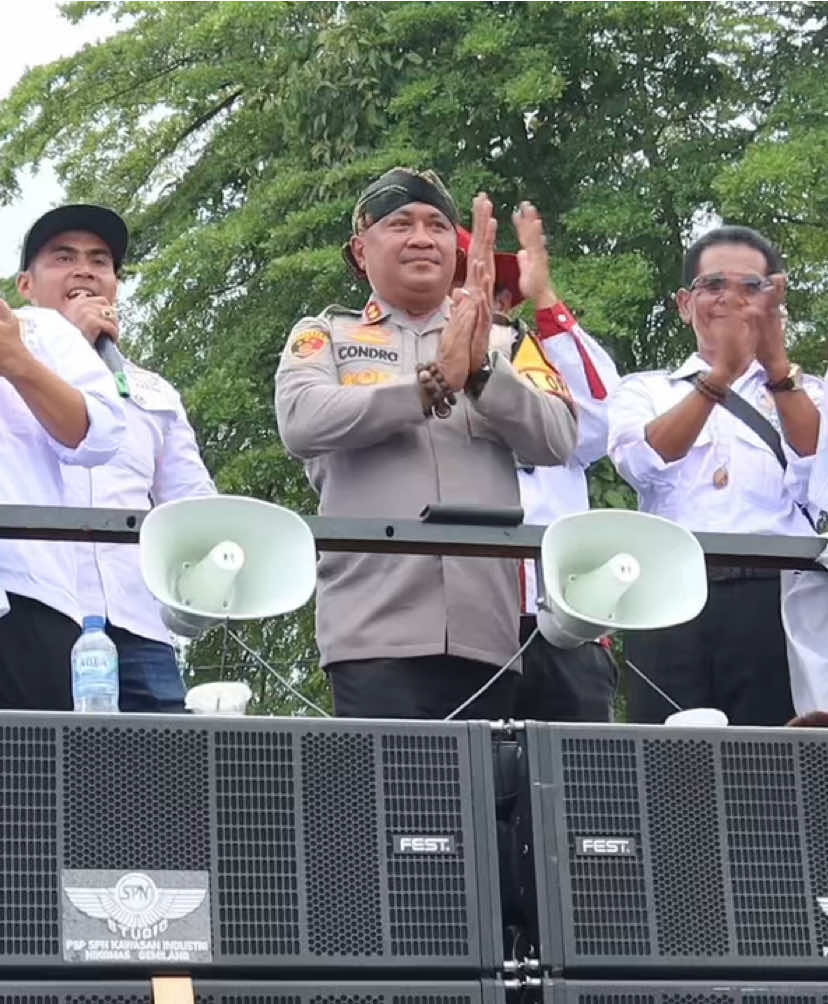 Mbah Condro Ditengah Tengah Masa Buruh. . . . #fyp #foryou  #buruhpabrik  #viral  #videolucu 