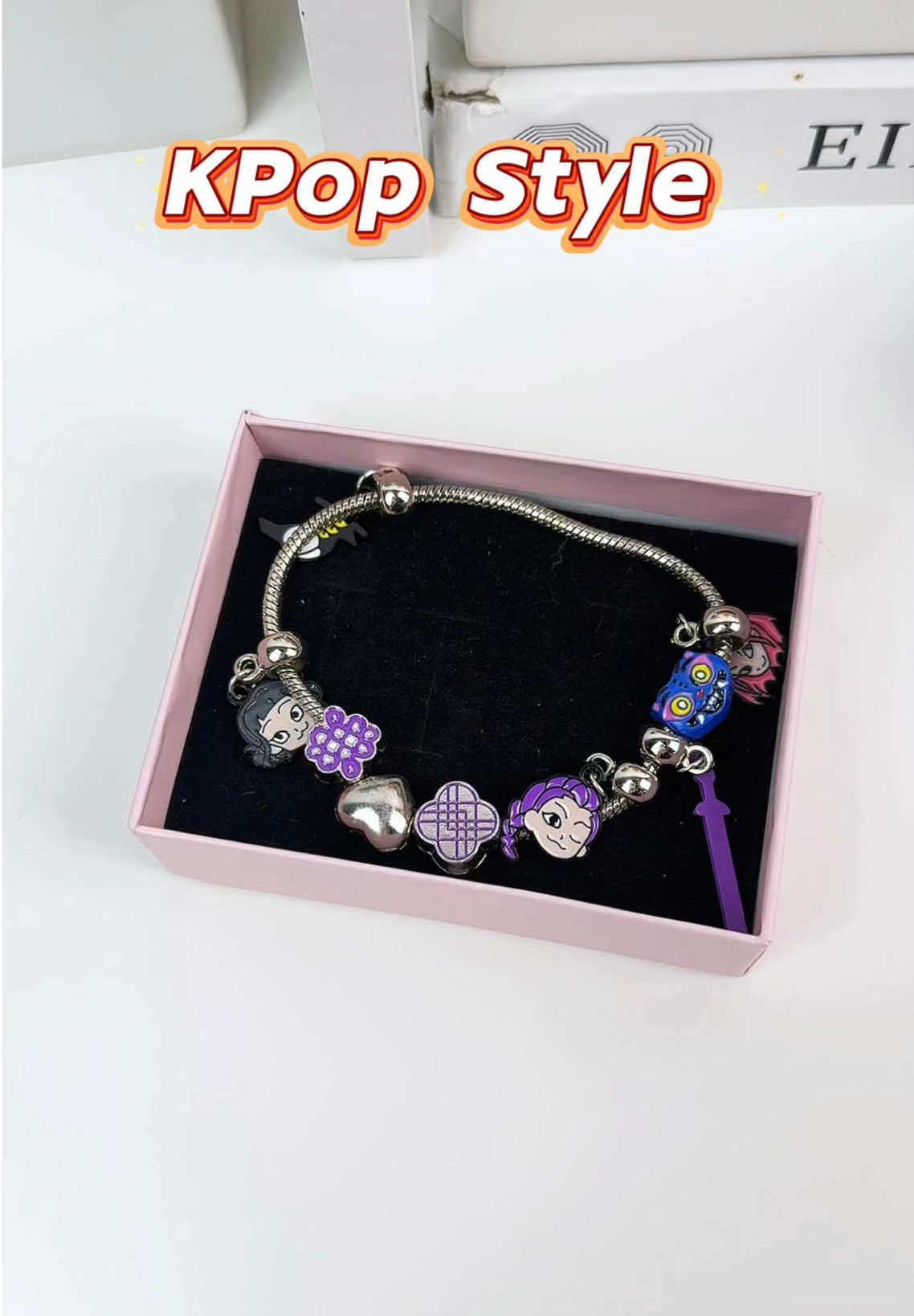 A mi hija le encantan los K-pop Demon Hunters, así que le compré esta pulsera. #KPopBracelet #DIYJewelry #AnimeCharm #KidsGift #ChristmasGift #TikTokShop #CuteJewelry #FashionAccessory #KidsAndAdults #usa_tiktok #tiktokmademebuyit #foryou #viral #fyp #spotlightfinds #DealsforYouDays #TikTokShopfalldealsforyou #Christmas #Christmas2025 #TikTokShopBlackFriday #TikTokShopCyberMonday  