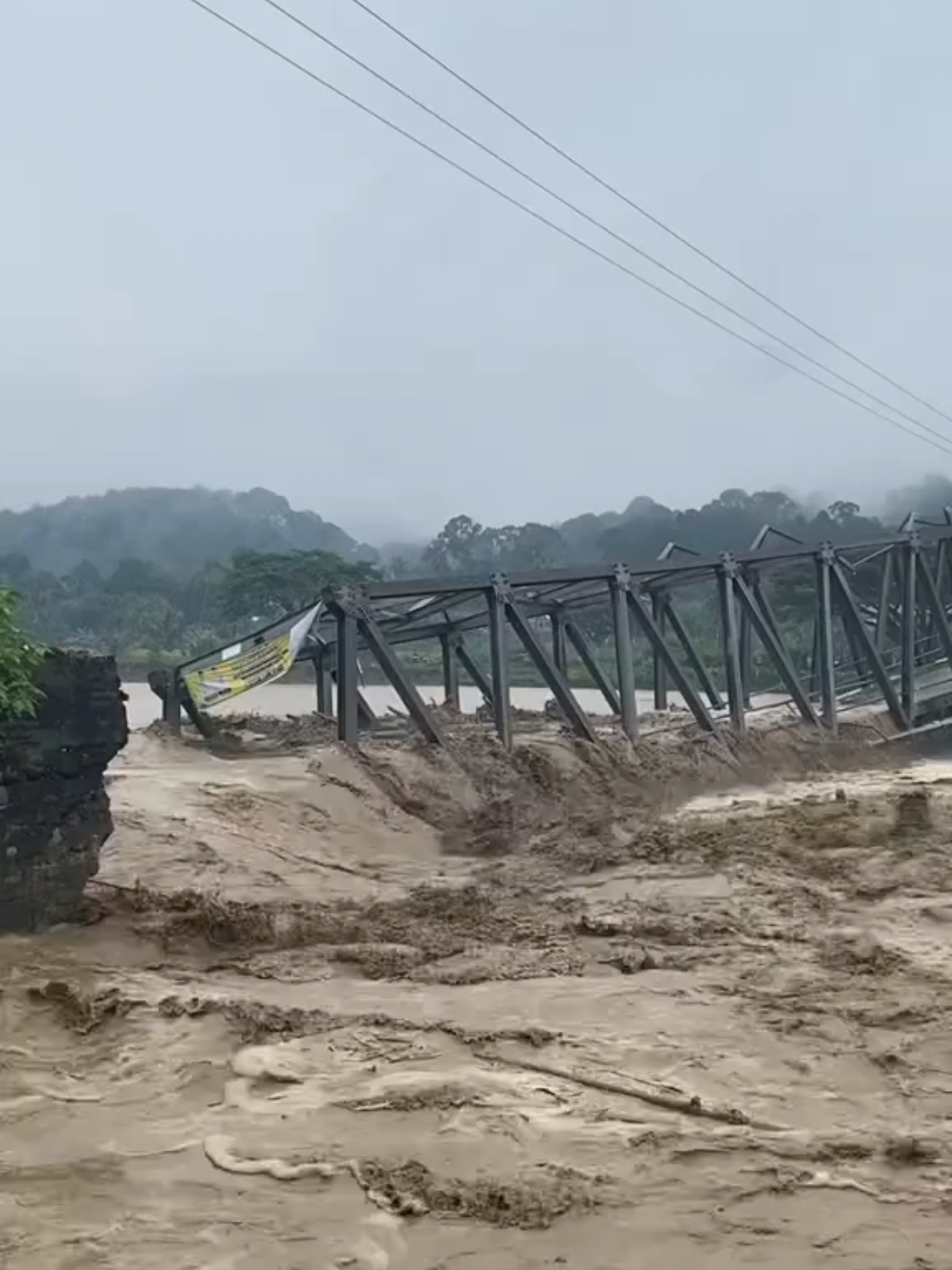 Dedik - Detik Jembatan Kuta Blang Roboh Terbawa Arus  Jln. Lintas B. Aceh - Medan #acehbeduka #fyp 