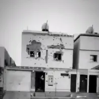 رشيت مسكنها بورد من الحنين  ‏قبل لا ارشه بنيران القهر  ‏ماضرني سجني على اربع سنين ‏لأني سجين بحبها طول الدهر