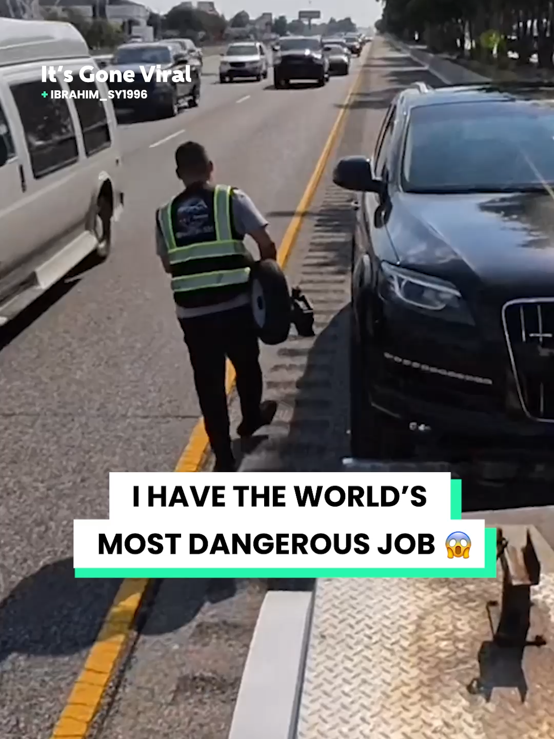 Could you brave this Job? 😱 @ibrahim.sy1996 #dangerous #job #worklife #motorway #highway