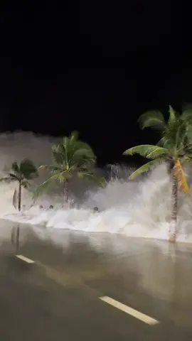 Sóng đánh bay cái nết của nhỏ bạn thân là có thật  Đường Phạm Văn Đồng khu vực phía bắc Nha Trang sóng đanh cực cao và gây nguy hiểm cho người đi đường  Bão số 15 gây ảnh hưởng tới gió to và sóng nha mọi người bão diễn biết cực kì phực tạp nên bà con cập nhật thời tiết thương xuyên nhé  #nhatrang #baoso15 #mientrung #xuhuong #song 