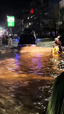 Kondisi banjir malam ini jam 22:00 WIB pada Kamis 27  November 2025, di sejumlah wilayah Kota Tebing Tinggi.  Debit air masih terlihat cukup tinggi dan juga terjadi pemadaman listrik di daerah terdampak banjir. _ #tebingtinggiku #tbtcollectivemedia