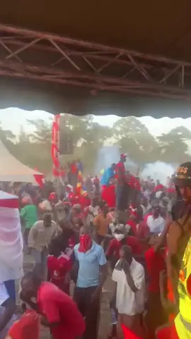 After police and the military kept blocking the shorter routes to our venues, we got to our last rally venue at 6pm, and we agreed that our Presidential Candidate speaks for 5 minutes to greet the people and then send them away. When he took to the microphone, police and the military begun to hurl projectiles of teargas into the huge crowd of people, causing a stampede that has left many injured. Some things don’t make sense. You take us through lengthy routes, and when we exceed the time by 5 or 10 minutes you attack the crowd. Clearly this has nothing to do with exceeding the time, because this is the way we are always treated from morning till evening! All this will end, without a doubt! #FreeUgandaNow