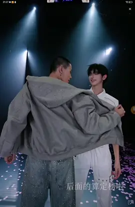 B nó bận cái áo ngắn rồi hở lum la, che tới lui, L phải che phụ 🤣🤣. Mà t thấy L nó khóai nha, cũng tận dụng thời cơ lắm chớ đùa 🤣🤣 - 27/11/2025 #tieubiet🎀 #alương✨ #luongbietnhatmong #QUEEN&KNIGHT 