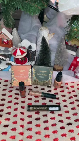 en partenariat avec Yves Rocher Les textures glissent sur la peau... légères, scintillantes, avec ces petits reflets qui illuminent l'hiver. Tout se fond naturellement. Et voici le look final : un éclat d'hiver festif, doux, lumineux... Un maquillage parfait pour briller durant les fêtes, signé Yves Rocher. @yvesrocherfr #yvesrocher #christmasmakeup