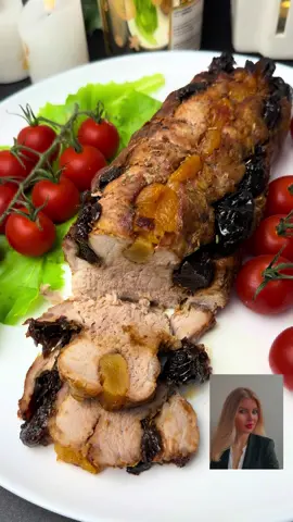 Rulada de porc cu prune, arată ca un desert, miroase a sărbătoare și se mănâncă mai repede decât o poți tăia felii. 🥩🥩🥩🍑🍑🍑#rulada #ionelaskitchen #foryou  Pentru această rețetă am folosit un filet de porc de aproximativ opt sute de grame, pe care l-am crestat exact așa cum vedeți ca am procedat în video. Mai avem nevoie și de sfoară alimentară pentru a lega rulada. Am așezat-o peste sfoară și am condimentat-o cu ulei, sare, piper, boia dulce și rozmarin sau oricare condiment vă place. Până unde ajunge această apetisantă ruladă? Scrie orașul tău. Am continuat cu prune și caise uscate pe care le-am poziționat în ruladă. Voi puteți folosi doar prune sau oricare fruct uscat vă place. Apoi am legat-o strâmt și cu atenție, cu sfoara alimentară, pentru a bloca toate fructele. Vă invit și pe canalul meu de YouTube Ionela's Kitchen, cu cele mai delicioase rețete de prăjituri. Vă mulțumesc! Am învelit-o în folie alimentară și am introdus-o la cuptorul preîncălzit pentru un sfert de oră la două sute de grade, apoi la o sută optzeci de grade pentru aproximativ o oră. În final, i-am îndepărtat folia și am mai lăsat-o pentru un sfert de oră la rumenit. Iar rezultatul, atât de fragedă și aromată încât dispare de pe platou înainte să apuci să spui poftă bună!