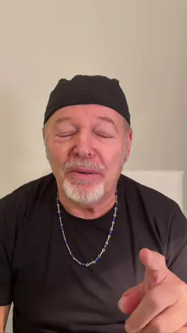 Molto spesso noi soffriamo per le nostre aspettative e rimaniamo delusi quando non si avverano. Il mio consiglio è di abbassare un po’ le aspettative. 😉🤟 #delusioni