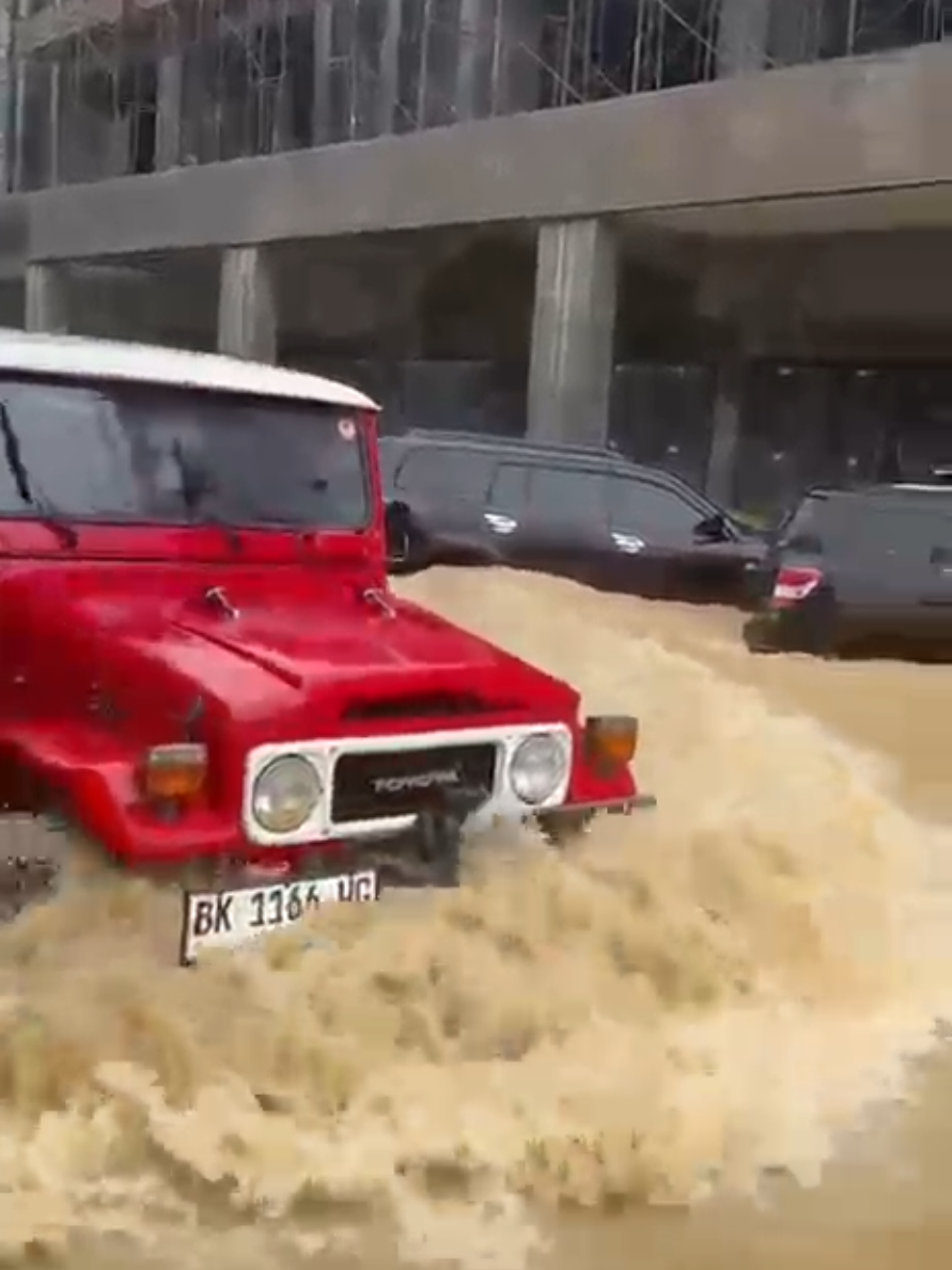Di jalan-jalan Medan yang berubah menjadi sungai sementara,mobil-mobil melaju dengan ragu—antara berani dan menyerah. Ada yang menembus air seperti doa yang dikabulkan,ada pula yang terhenti, tenggelam dalam derasnya malam. Banjir mengajarkan kita satu hal:bahwa tak semua yang kita hadapi harus dilawan. Kadang, bertahan berarti memilih mundur. Tetaplah aman, tetaplah bijak—sebab hujan akan reda, dan jalan akan kembali bercerita. #medan 