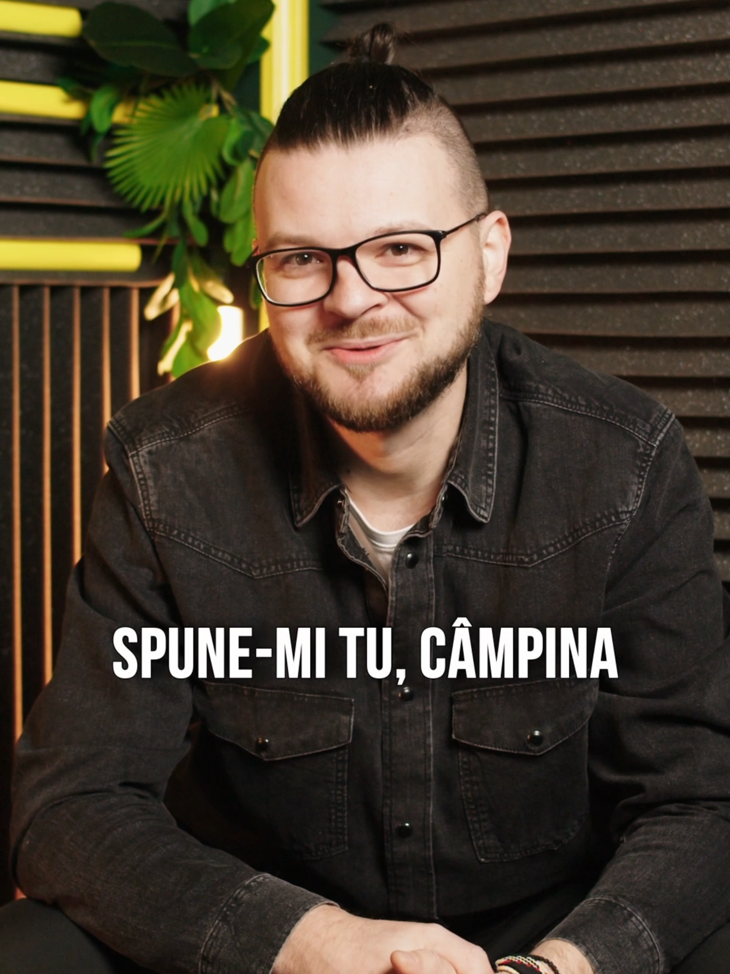 🎙️ Mâine seară stăm de vorbă cu Vlad Pahonțu, fotograf de eveniment și câștigător al numeroase premii în domeniu. 📸 Am pregătit un episod despre pasiune, disciplină și poveștile din spatele cadrelor care se transformă în amintiri de prețuit. Rămâi aproape - episodul complet va fi difuzat pe canalul nostru de YouTube! #spunemitucampina #podcastromania #campina #fotograf #fotografie #fotografiedenunta