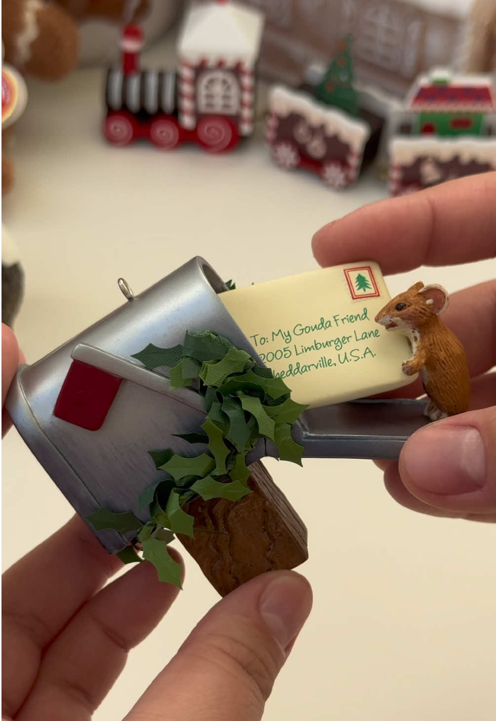 Нарешті я забрала свої довгоочікувані новорічні знахідки з @yalynka.toys 😍 я люблю, коли кожна іграшка на ялинці має свою історію, коли кожну можна довго розглядати, і особливо коли ці іграшки передають вайб старих американських різдвяних фільмів 🥹 якщо чесно я вже на межі до того щоб забити на кольорову гаму ялинки і просто почати скуповувати всі ці іграшки не дивлячись на їх кольори 💔 #hallmark #hallmarkornaments #новорічнийдекор #ялинковііграшки #новорічнарозпаковка  