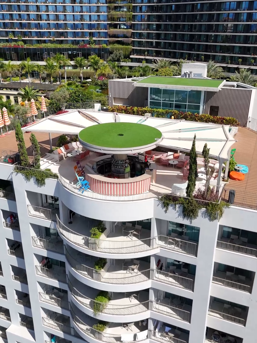 High above the city, the vibe hits different. Cloud Bar — cocktails, sunsets and the best view in Funchal.  Come for the drinks, stay for the energy. 🌅🍸