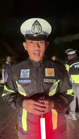 Live Report Brpida Zulfan Fitra, Satlantas Polres Subulussalam Situasi Terkini di Lokasi Bencana longsor, Kamis 27 November 2025 sekira pukul 23.00 Wib, Satuan lalulintas Polres Subulussalam melaksanakan pengamanan dan pengaturan arus lalulintas di jalan lintas nasional Subulussalam - (Aceh)- Medan (Sumut), Akibat bencana longsor di desa Jontor Kec. Penanggalan, Kota Subulussalam. Kami menghimbau kepada masyarakat agar berhati hati dalam berlalu lintas dan selalu mengutamakan keselamatan saat berkendara #polantasuntukmasyarakat #humaspolressubulussalam #satlantassubulussalam #polantas #subulussalam 