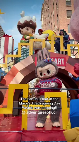 🔥🤩 The Labubu Float at the 2025 Macy's Thanksgiving Day Parade was popping!! Friends-Giving in POPCITY #labubu #macysthanksgivingdayparade #macysparade #popmart #lnyclite @Macy’s @POP MART US @POP MART 
