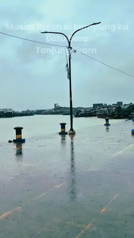 Di tengah curahan hujan,banjir di beberapa daerah,moga kita semua dlm lindungan Allah swt. #banjir#anginkencan #batubaratanjungtiram #hujanderas 