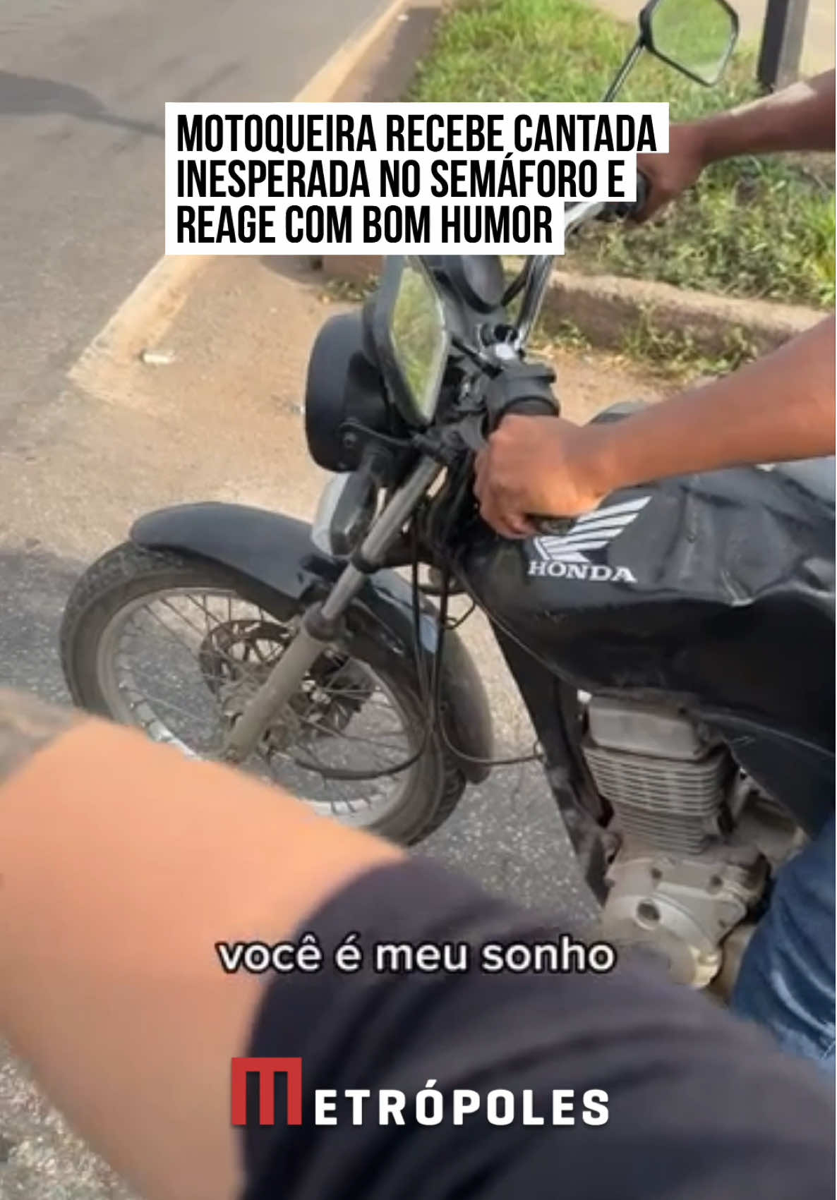 🏍️💬 Uma #motoqueira registrou uma #cantada pra lá de inusitada enquanto esperava o semáforo abrir. No vídeo, um motociclista se aproxima e dispara: “Você é meu #sonho!”. Surpresa, ela achou que o rapaz estava elogiando a #moto. A cena mostra que, às vezes, até o trânsito vira palco para uma paquera improvisada. A abordagem inesperada, somada ao bom humor de Mayla, rendeu comentários divertidos, incluindo um internauta que disse: “Pelo menos ele não correu atrás do sonho dele”. E você, qual foi a cantada mais inesperada que já ouviu? #TiktokNotícias  ➡️ Leia no metropoles.com 🎥 @m4ylinha @maylaagnes | @myhoodbr 