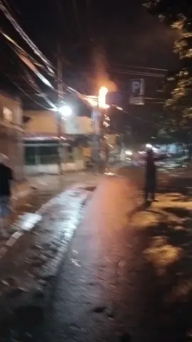 kebakaran gardu listrik PLN JL. B. Z. Hamid simp gang Sahabat. tgl 28 nov 2025 jam 12.00WIB