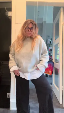 qui a dit qu’on pouvait pas être stylée avec un pantalon de sport ? 🤷🏼‍♀️ @Fabletics Europe *produit offert #teamfabletics #sportyoutfitinspo #fableticsambassador #OOTD #mode 