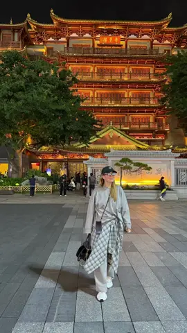 Europe and China are so different — and you feel it right away. Sometimes it seems like we’re looking at the same things, but understanding them completely differently. In Europe people often use softer phrases and speak more gently. In China everything is much more direct: if someone needs time, they’ll just say it. If they’re tired — they’ll say it straight. At first it’s surprising, because the communication style is completely different. There’s also a big difference in food 🍜 What we know as “Chinese food” in Europe is just a tiny part of the real thing. In China there are new textures, bold flavors, and very fresh dishes. Some combinations might surprise you — but that’s the fun of it. I brought back a couple of recipes, and we’ll cook them together soon 👩🏻‍🍳 Another difference is how people behave. Chinese people may look at you longer and more openly. It’s not rude — it’s just their way of paying attention. And the rhythm of life is totally different too: everything moves fast, with lots of sounds and energy around you 🔆 Moments like these help you understand the culture better. Have you ever noticed these differences? #reinavelcheva #byvelcheva #aestheticfood #chinafood 