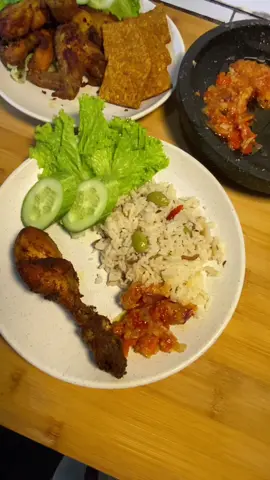 Nasi liwet sambal bawang yang enak banget !! Sederhana,tapi rasanya selalu juara 🥇  Nasi liwet : • 4 cup beras • 150 gr teri medan • 6 siung bawang merah • 4 siung bawang putih • Cabai iris (sesuai selera) • Daun salam • Daun jeruk • Serai geprek • Lengkuas geprek • 1 1/2 sdt garam • 1 sdt kaldu bubuk • 1/2 sdt penyedap Ayam ungkep 🍗 Bumbu halus : • 7 siung bawang merah • 5 siung bawang putih • 3 butir kemiri sangrai • 2 ruas kunyit • 1 ruas jahe • 1 ruas lengkuas (bisa digeprek,sesuai selera) • 1 sdt ketumbar  • 1/2 merica Bumbu tambahan : • 1 sdt garam • 1/2 gula • 1 sdt kaldu bubuk • 3 lembar daun jeruk • 3 lembar daun salam • 2 batang serai geprek Tempe goreng : • 1/2 papan tempe • 1 bungkus desaku marinasi • 4 sdm air Sambal bawang : • 25 cabai rawit • 7 siung bawang putih • 10 siung bawang merah • Garam • Kaldu bubuk • Penyedap #nasiliwet #sambalbawang #ayamgoreng #masakanrumahan #fypage 