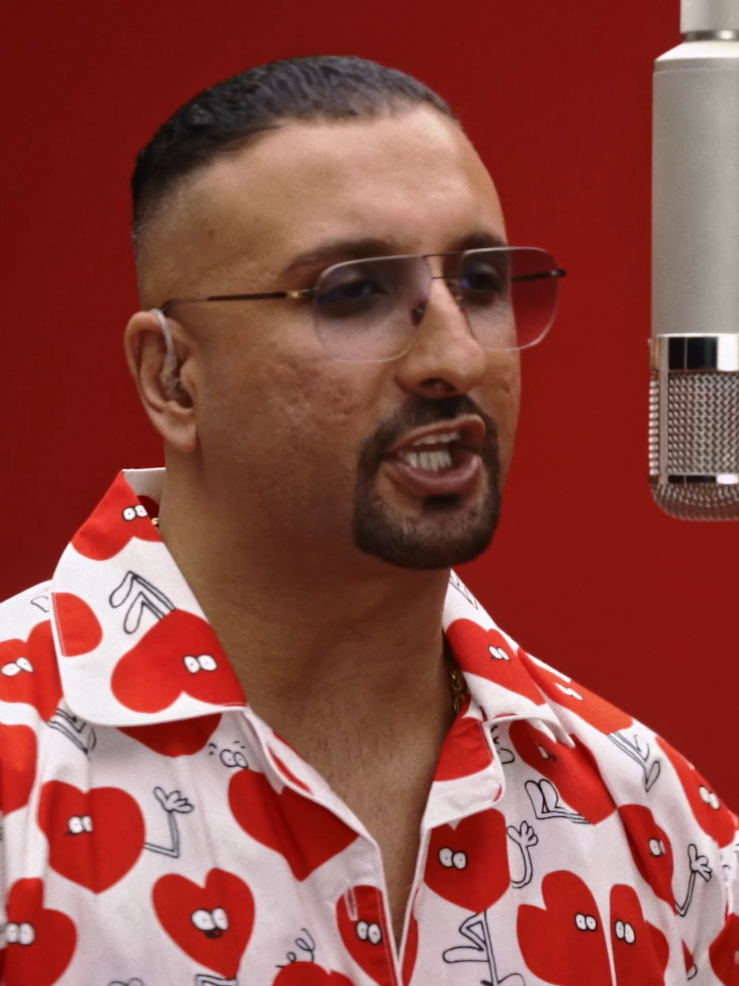 German rap icon SSIO (@ssio flips between two personas in a self-dueling display of chaos and charisma on his performance of ‘Ich Bin Raus’, which is lifted from his latest album ‘Alles oder Nix’. #ssio #ichbinraus #deutschrap #newmusic #kingofrap