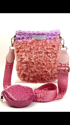 ✨🎄 Christmas Soft Glam Bag 🎄✨ Handmade für alle, die an Weihnachten etwas Besonderes tragen wollen. Flauschiges Kunstfell trifft Textilgarn – zarte Farben, weiche Struktur und ein echter Winter-Eye-Catcher. Perfekt für Geschenke oder deinen eigenen Christmas Look. Mehr Designs findest du bei EvaBagsDE. #EvaBagsDE #Weihnachtsgeschenk #GiftForHer #Christmas2024 #Felltasche      