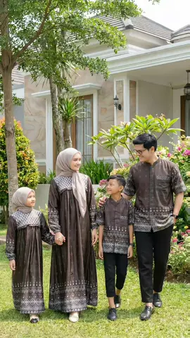 Gamis couple sarimbit keluarga premium dengan bahan halus, adem, dan jatuh elegan. Cocok untuk acara formal, lebaran, kondangan, dan foto keluarga. Model trendy, warna mewah, dan nyaman dipakai. Tersedia ukuran lengkap untuk pasangan dan anak. Gamis sarimbit keluarga modern – tampilan kompak, stylish, dan elegan.” #SarimbitKeluarga #GamisCouple #CoupleOutfit #GamisSarimbit #gamiscouplelebaran2026 