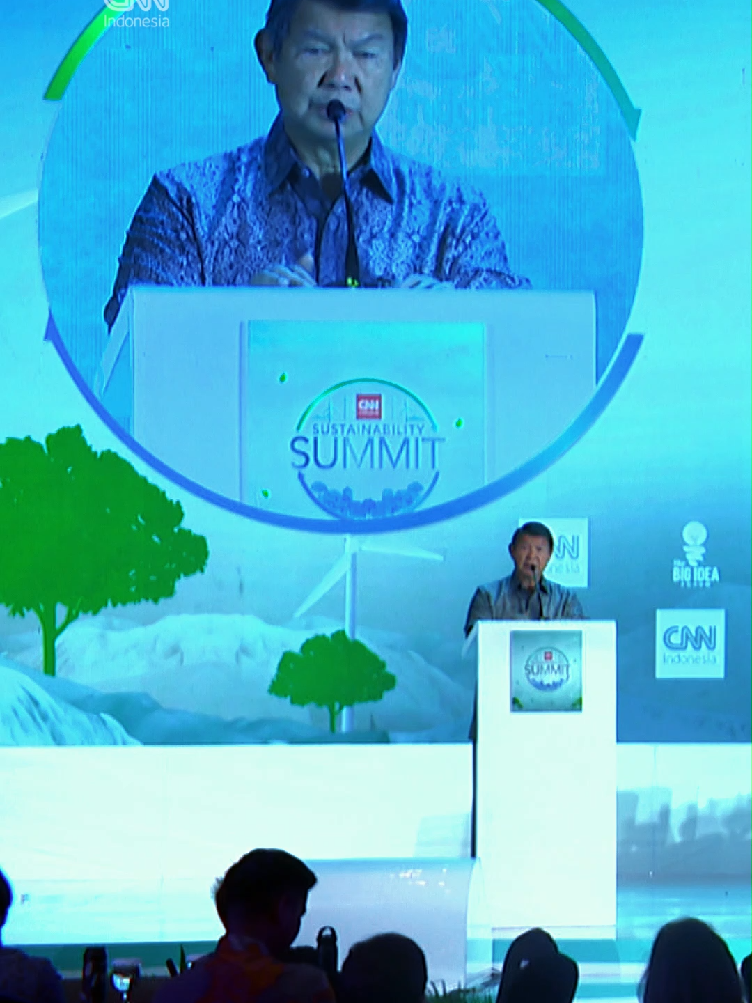 Utusan Khusus Presiden Bidang Perubahan Iklim & Energi, Hashim Djojohadikusumo menyatakan bahwa Indonesia menghadapi desakan yang semakin kuat dari berbagai pihak untuk melakukan phase out dari bahan bakar fosil (batu bara, gas alam, dan minyak), yang berarti sepenuhnya berhenti menggunakannya. Namun, baik di bawah pemerintahan Presiden Joko Widodo maupun Presiden Prabowo, Indonesia secara konsisten menolak desakan untuk phase out dari semua bahan bakar fosil, dan sebaliknya menganut prinsip phase down, yaitu secara bertahap mengurangi pemakaian, dimulai dari batu bara, kemudian minyak, dan terakhir gas alam. Indonesia tetap berkomitmen untuk mencapai net zero emissions pada tahun 2060, dan Presiden Prabowo, terakhir kali disampaikan pada Sidang Umum PBB 23 September lalu, telah menyatakan bahwa Indonesia akan berusaha mencapainya lebih cepat lagi. #SuistainabilitySummit#COP30