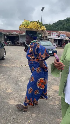 I went for NDLEA CDs and saw this granny at New Garage.She was full of vibes! Even though her leg was hurting,she still delivered the dance with a bunch of bananas on her head.God bless mama❤️ #fyp #viral #rybeena @Rybeena  @SHODAY TheBillionBoy 
