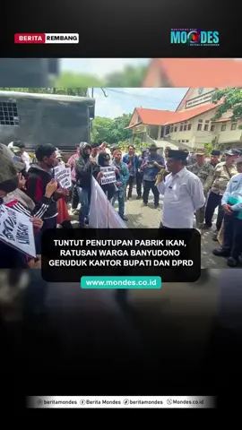 REMBANG – Mondes.co.id | Ratusan warga Desa Banyudono, Kecamatan Kaliori, menggelar aksi unjuk rasa besar-besaran di depan Kantor Bupati dan Gedung DPRD Rembang pada Kamis (27/11/2025). Aksi ini merupakan puncak kekecewaan warga yang telah bertahun-tahun terdampak serius oleh dugaan pencemaran lingkungan. Yakni berupa polusi udara berbau menyengat dan pencemaran air laut menghitam yang disinyalir berasal dari limbah buangan pabrik pengolahan ikan, PT Indoseafood. ​Dengan membawa spanduk bertuliskan nada keras, seperti “ANAK CUCU BUKAN TUMBAL INVESTASI” dan mengecam slogan daerah dengan tulisan “REMBANG BANGKIT BANGKAI” massa menuntut tindakan tegas dari pemerintah. Tuntutan utama mereka adalah penutupan sementara pabrik, hingga Instalasi Pengolahan Air Limbah (IPAL) memenuhi standar baku mutu lingkungan. ​Hermin Haryanti, seorang warga Desa Banyudono, mengungkapkan bahwa masalah pencemaran ini sudah terjadi bertahun-tahun. Namun, warga baru mengambil tindakan tegas berupa unjuk rasa, karena upaya mediasi dengan pihak pabrik tidak pernah membuahkan solusi nyata. ​“Kita sudah temui pihak pabrik, namun lama kelamaan kita ikuti juga nggak ada solusi nyata. Makanya kita gelar aksi demo, karena sudah di puncak kejengkelan,” ujar Hermin. ​Koordinator aksi, Afif Awaludin, menekankan bahwa warga tidak menginginkan pabrik ditutup secara permanen, mengingat ada ratusan pekerja yang menggantungkan hidup di sana. Namun, ia mendesak agar pabrik ditutup sementara. “Kita desak tutup sementara, sampai mereka nggak mencemari lingkungan lagi,” tegas Afif, sambil menunjukkan poster “ANAK CUCU BUKAN TUMBAL INVESTASI”. ​Lebih lanjut, Afif menyampaikan kekhawatiran warga terkait dampak kesehatan jangka panjang, termasuk dugaan adanya warga Banyudono yang meninggal dunia setelah terpapar polusi dalam waktu lama. “Kami sebagai warga lokal seperti terjajah oleh investor yang merupakan warga pendatang,” imbuhnya, menyoroti perasaan rentan di hadapan kepentingan industri. ​Dalam aksi yang penuh tensi tersebut, Bupati Rembang, Harno, turun langsung menemui ratusan massa pendemo. Bupati menyampaikan bahwa Pemerintah Kabupaten (Pemkab) telah mengambil langkah resmi. ​“Sudah kita kirimkan dan kami pastikan surat sudah sampai di KLHK,” terang Bupati Harno. Pernyataan tersebut merujuk pada surat yang dikirimkan kepada Kementerian Lingkungan Hidup Dan Kehutanan (KLHK) untuk menindaklanjuti keluhan masyarakat Banyudono. ​Mengenai desakan penutupan sementara pabrik, Bupati menyatakan belum dapat mengambil kesimpulan segera. Ia menyarankan kepada warga yang berencana menutup akses jalan desa, agar tindakan tersebut tidak melanggar hukum. “Jangan sampai ada celah salah, gitu ya. Masalah ini juga akan kami rembug bersama Forkopimda (Forum Komunikasi Pimpinan Daerah),” kata Bupati. ​Sebagai bentuk komitmen, Bupati Harno membubuhkan tanda tangan yang menyepakati tuntutan warga Desa Banyudono. ​Setelah berdialog dengan Bupati, massa melanjutkan aksinya menuju lokasi pabrik, PT Indoseafood. ​Menanggapi masalah ini, Kepala Dinas Lingkungan Hidup (DLH) Kabupaten Rembang, Ika Himawan Afandi, membenarkan bahwa pihak pabrik telah menyatakan kesiapan untuk melakukan perbaikan dan langkah-langkah korektif agar limbah yang dibuang tidak lagi berdampak negatif. ​“Sudah ada progress ke sana (perbaikan), tinggal kita tunggu saja perkembangannya,” ungkap Ika. Ia juga menambahkan bahwa pabrik tersebut bukan kali pertama menjadi sorotan, melainkan telah terus dipantau oleh KLHK sejak menerima sanksi pada tahun 2018 atau 2019 lalu. Ini menunjukkan adanya masalah berulang dalam pengelolaan limbah. ​Saat ini, warga Banyudono menanti realisasi janji perbaikan dari pihak pabrik, serta tindak lanjut yang konkret dan tegas dari Pemkab Rembang dan KLHK. Upaya ini dilakukan agar lingkungan tempat tinggal mereka terbebas dari ancaman polusi yang telah bertahun-tahun.